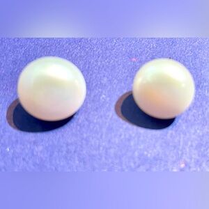 Authentic vintage button pearl earrings with 14k gold post, excellent condition